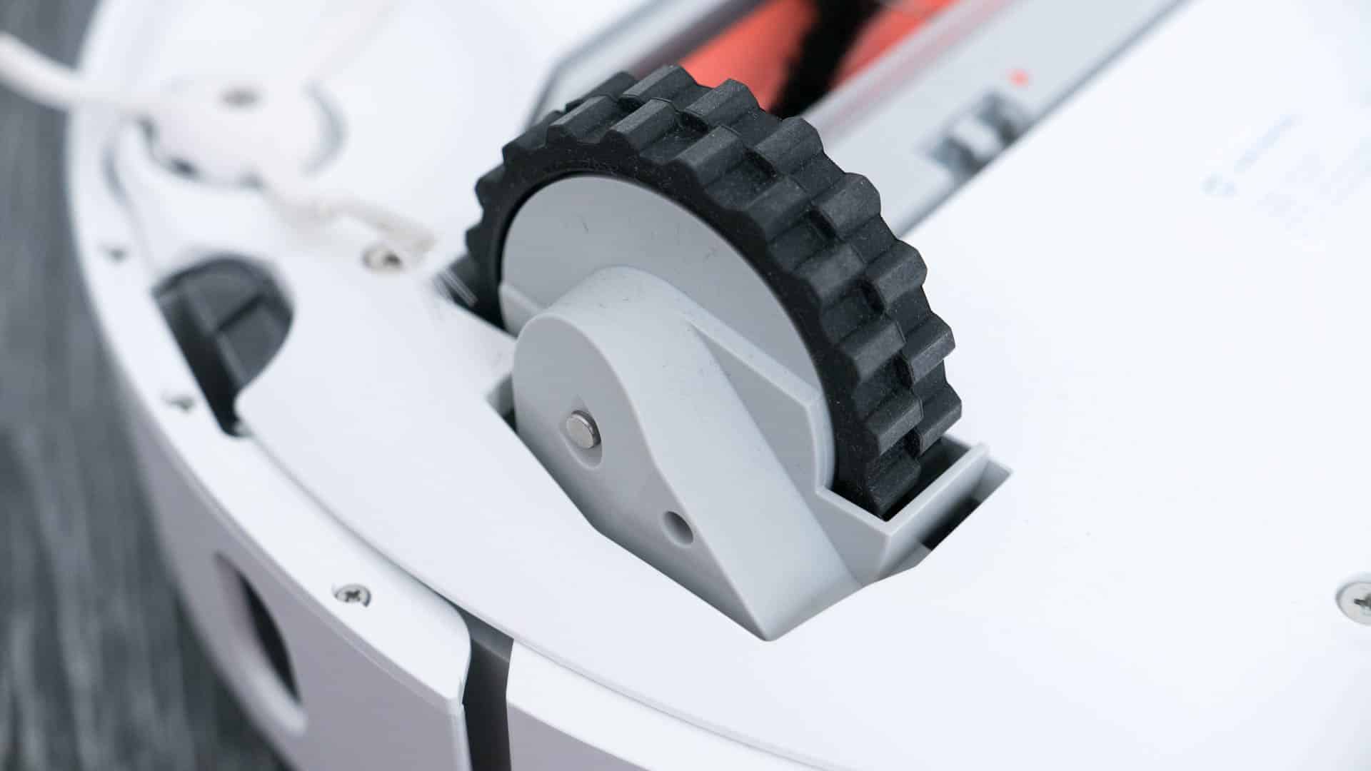 Xiaomi-Mi-Staubsauger-Roboter-im-Test-Reifen-außen