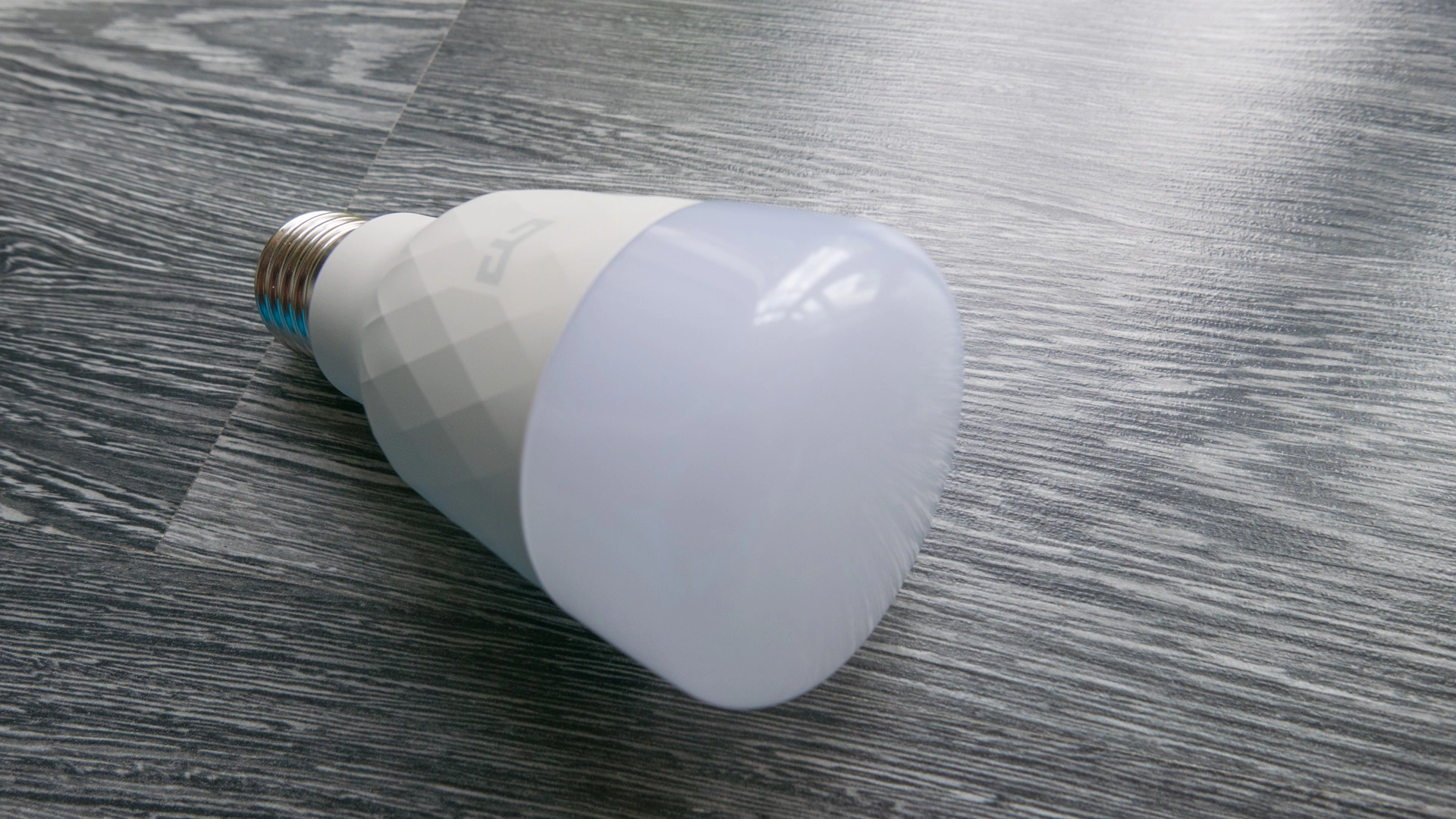 Xiaomi Yeelight Color Bulb Details 02