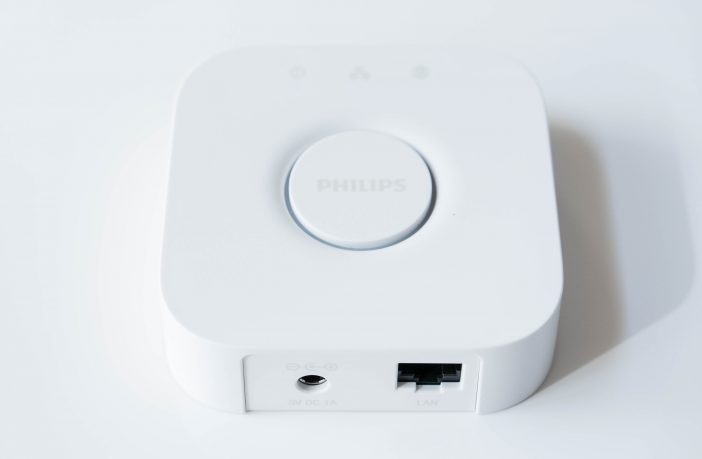 Philips Hue Bridge hinten schräg