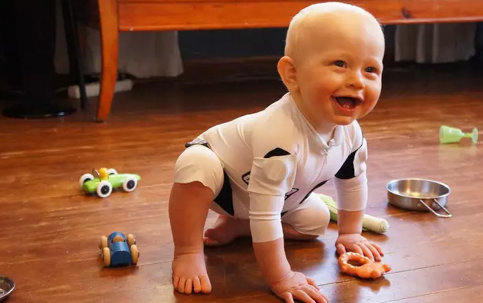 Smarter Strampelanzug