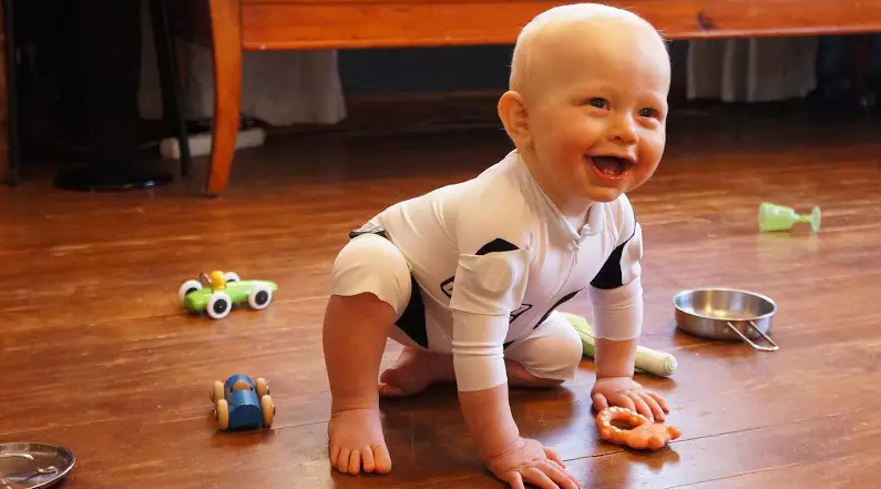 Smarter Strampelanzug