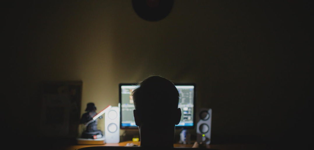 Schreibtisch Computer Nacht Hacker anonym