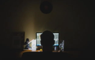 Schreibtisch Computer Nacht Hacker anonym