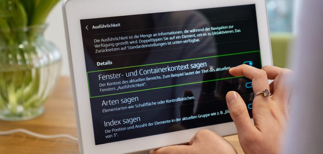 Barrierefreiheit für Blinde und Sehbehinderte + Alexa Hörfilm-Skill: Sehbehinderte Alexa-Nutzerin in verschiedenen Situationen zu Hause (Wohnzimmer und Küche)