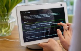 Barrierefreiheit für Blinde und Sehbehinderte + Alexa Hörfilm-Skill: Sehbehinderte Alexa-Nutzerin in verschiedenen Situationen zu Hause (Wohnzimmer und Küche)