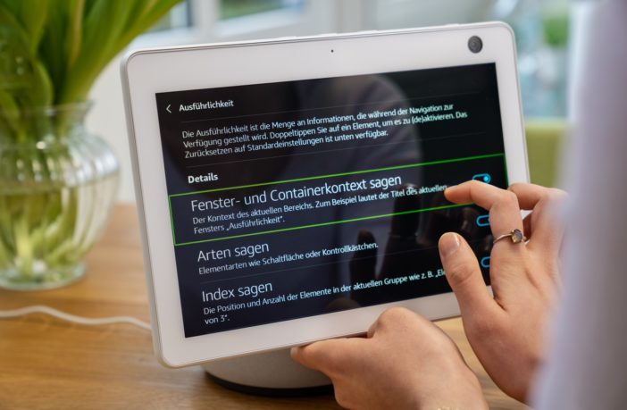 Barrierefreiheit für Blinde und Sehbehinderte + Alexa Hörfilm-Skill: Sehbehinderte Alexa-Nutzerin in verschiedenen Situationen zu Hause (Wohnzimmer und Küche)