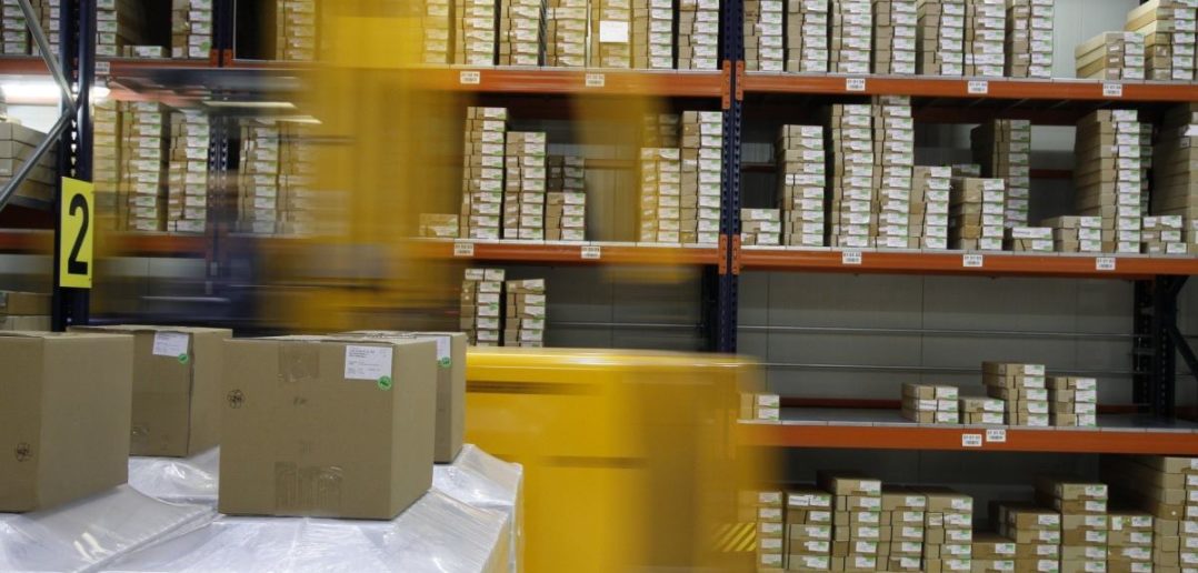 Hochregal mit Produkten