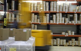 Hochregal mit Produkten