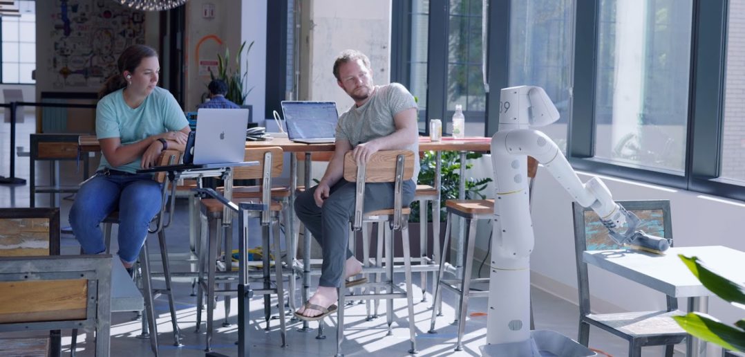 Alphabet Roboter reinigt den Tisch