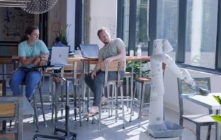 Alphabet Roboter reinigt den Tisch