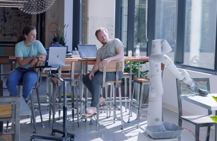 Alphabet Roboter reinigt den Tisch