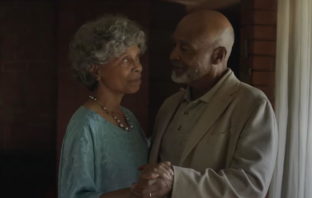 Älteres Pärchen tanzt zum Lieblingslied - Alexa Werbespot