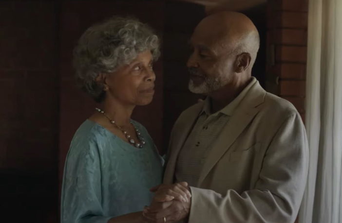 Älteres Pärchen tanzt zum Lieblingslied - Alexa Werbespot