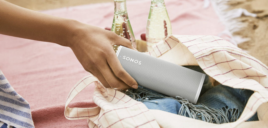 Sonos Roam in einer Tasche beim Picknick