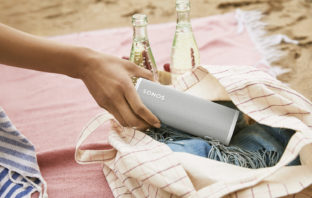 Sonos Roam in einer Tasche beim Picknick
