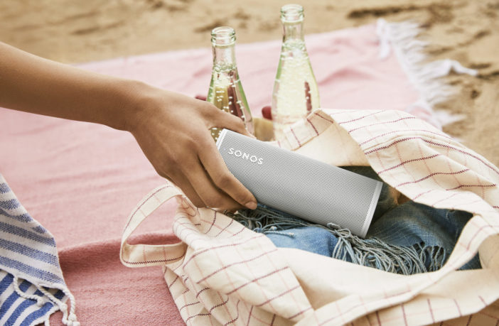 Sonos Roam in einer Tasche beim Picknick