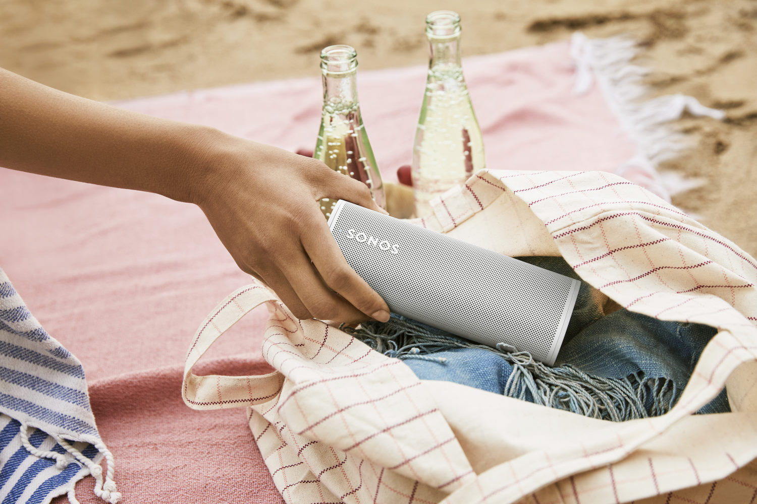 Sonos Roam in einer Tasche beim Picknick