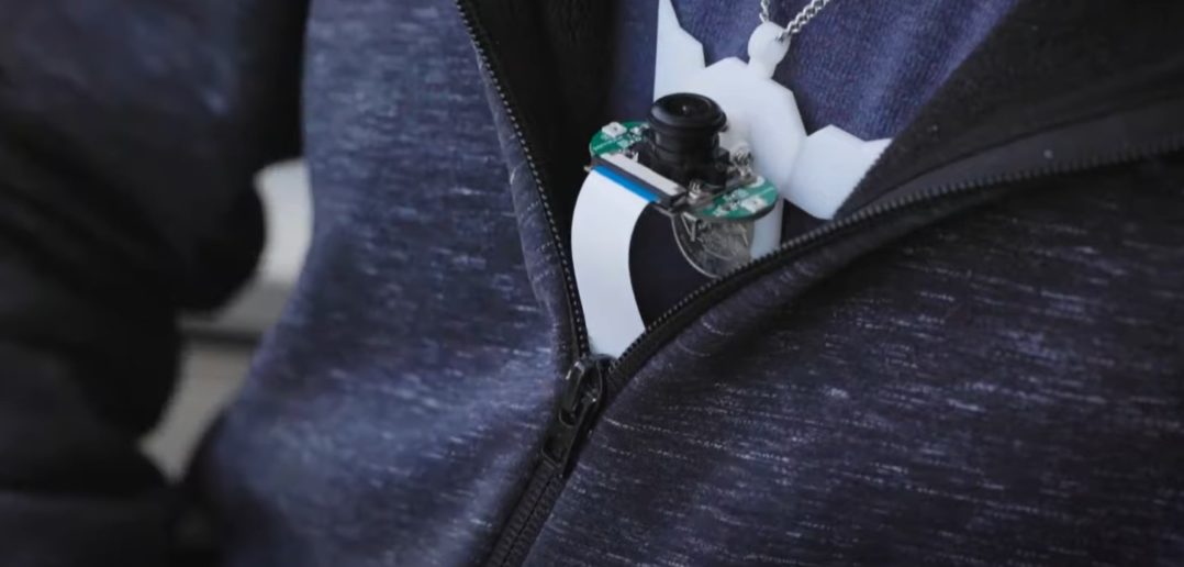 SpeeChin IR Kamera zur Erkennung von stummen Befehlen, hängt um den Hals