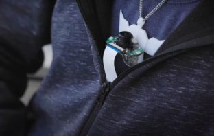 SpeeChin IR Kamera zur Erkennung von stummen Befehlen, hängt um den Hals