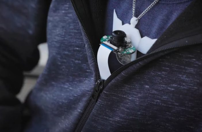 SpeeChin IR Kamera zur Erkennung von stummen Befehlen, hängt um den Hals