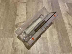 Der Staubbehälter aufgeklappt