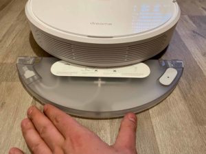 Der Wassertank lässt sich einfach unter den Dreame D9 schieben