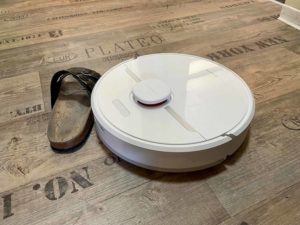 Der Dreame D9 schiebt Gegenstände einfach weg