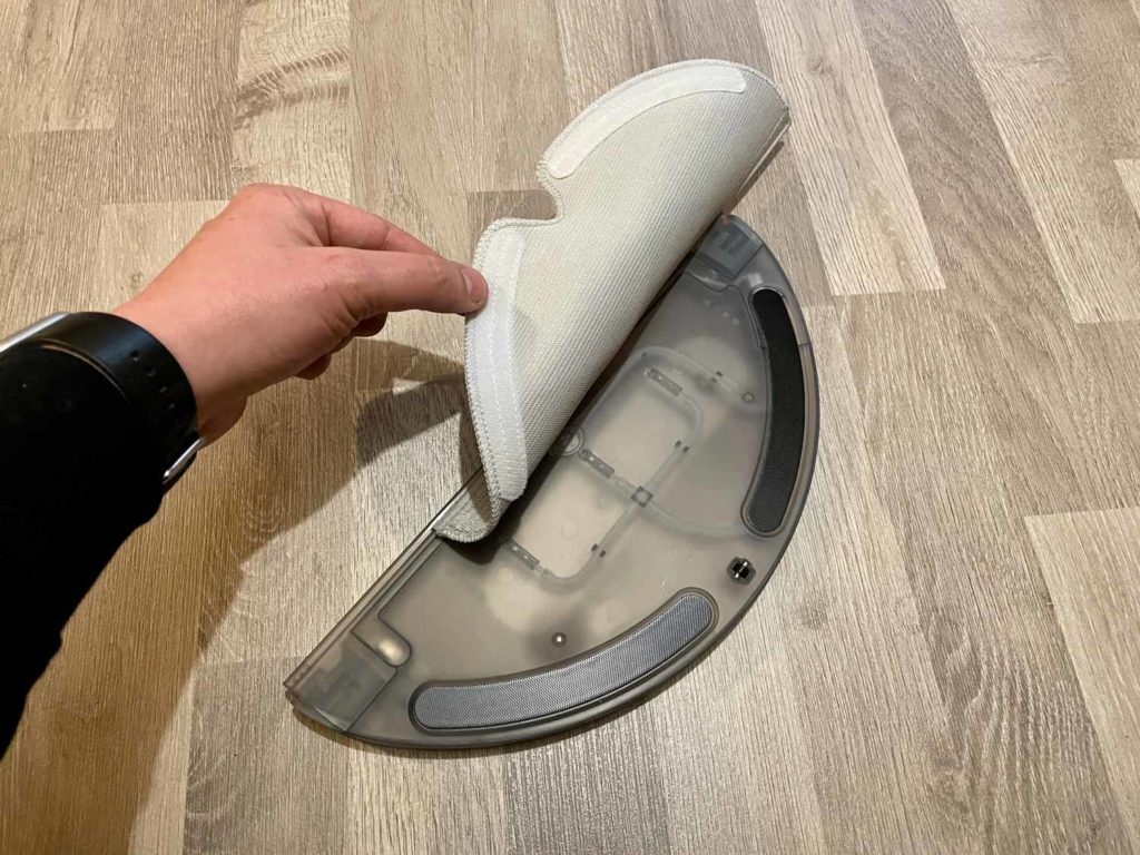 Das Wischtuch lässt sich seitlich abziehen