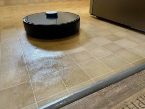 Der Wassertank hängt unter dem Roboter