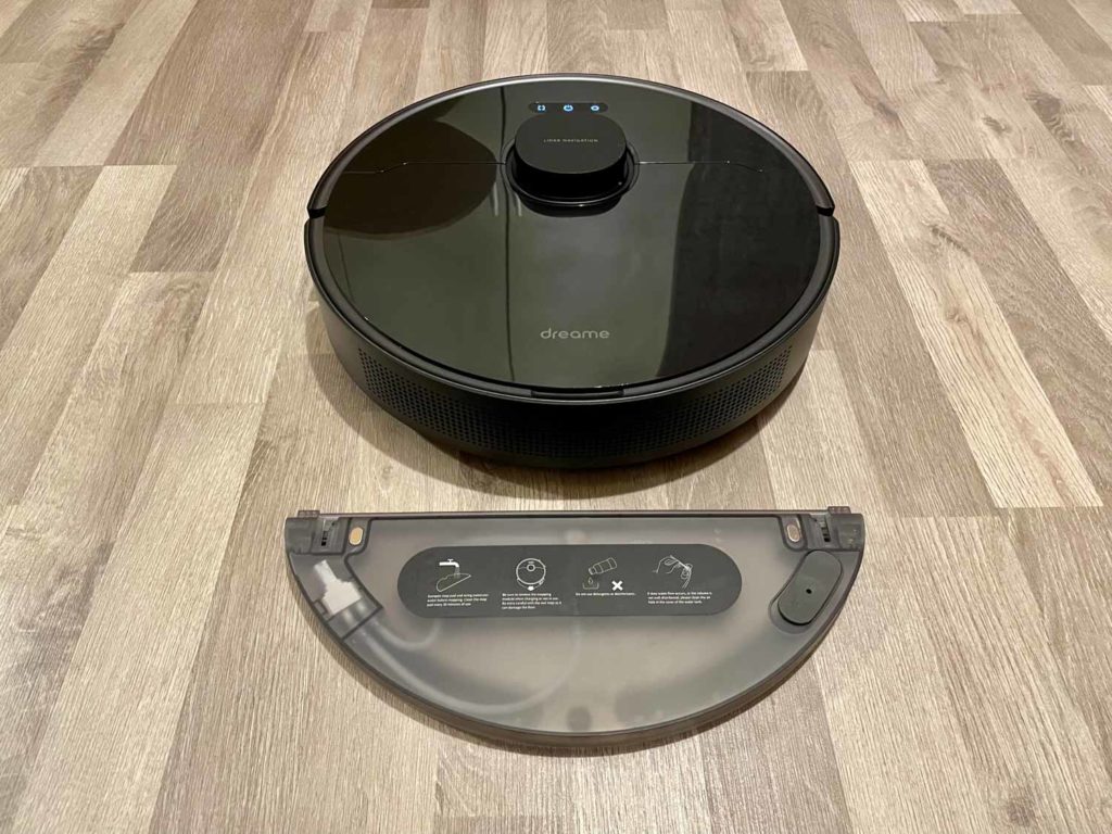 Den Wassertank kann man einfach unter den Roboter schieben