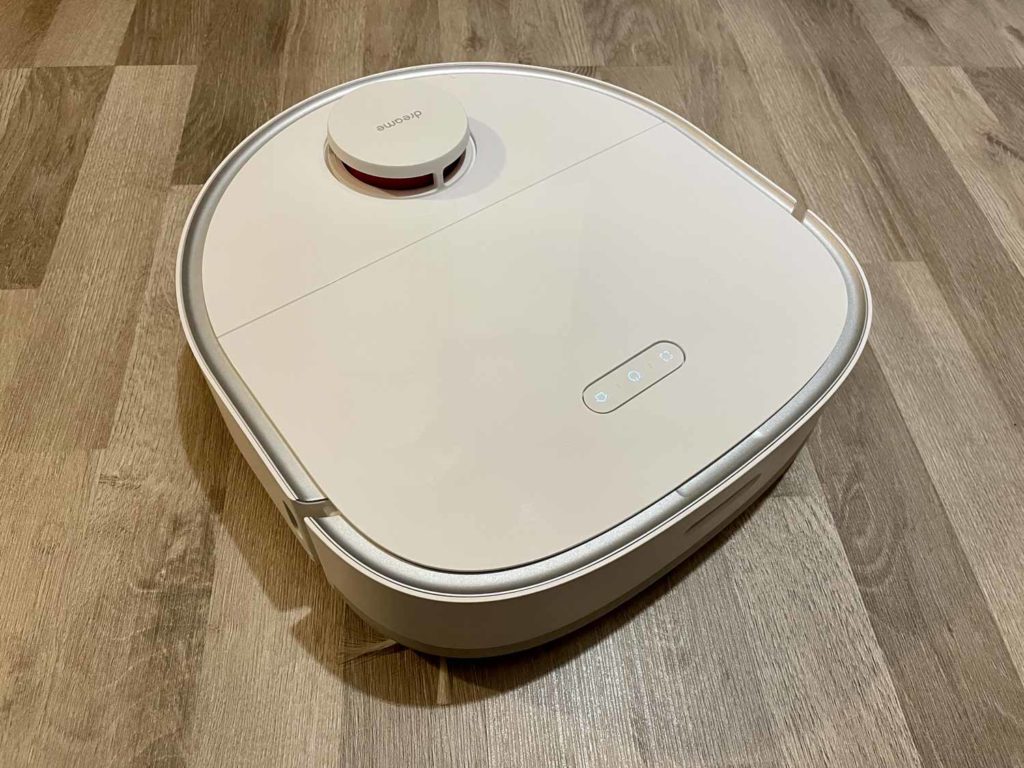 Von oben erkennt man den LiDAR-Sensor und die Bedienelemente