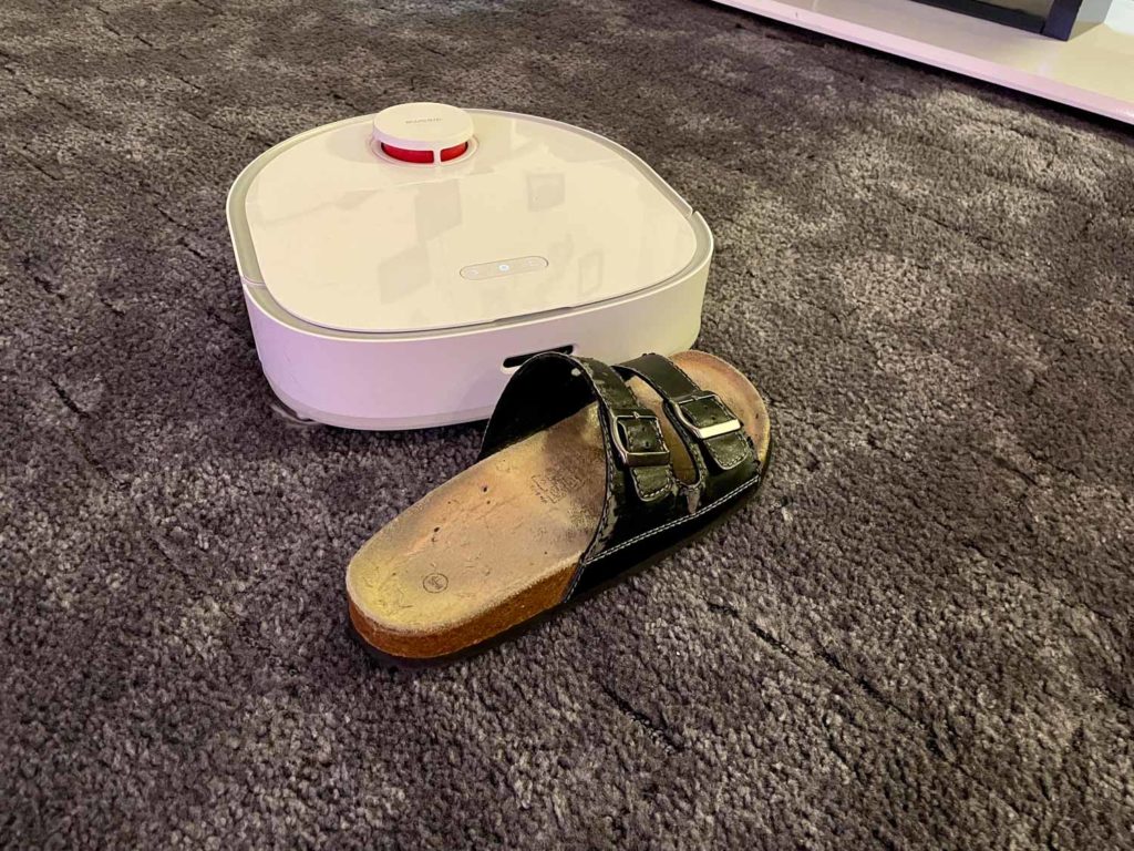 Der Dreame W10 schiebt Gegenstände einfach weg