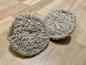 Die Mops sind an der Anbringung angenäht