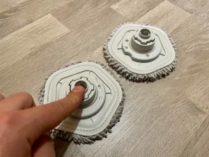 Die Mops werden mit einer Feder auf den Boden gedrückt