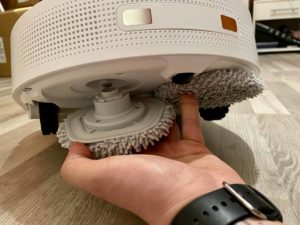 Beim Saugen von Teppich, müssen die Mops von Hand entnommen werden