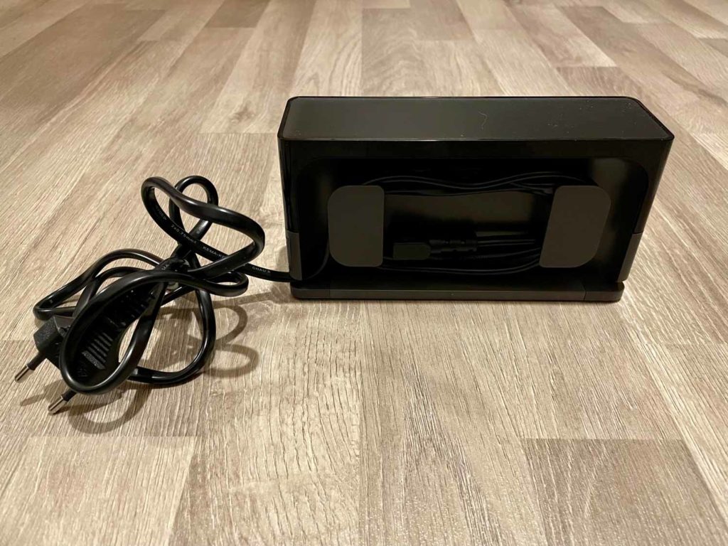 Sie enthält ein praktisches Kabelmanagement