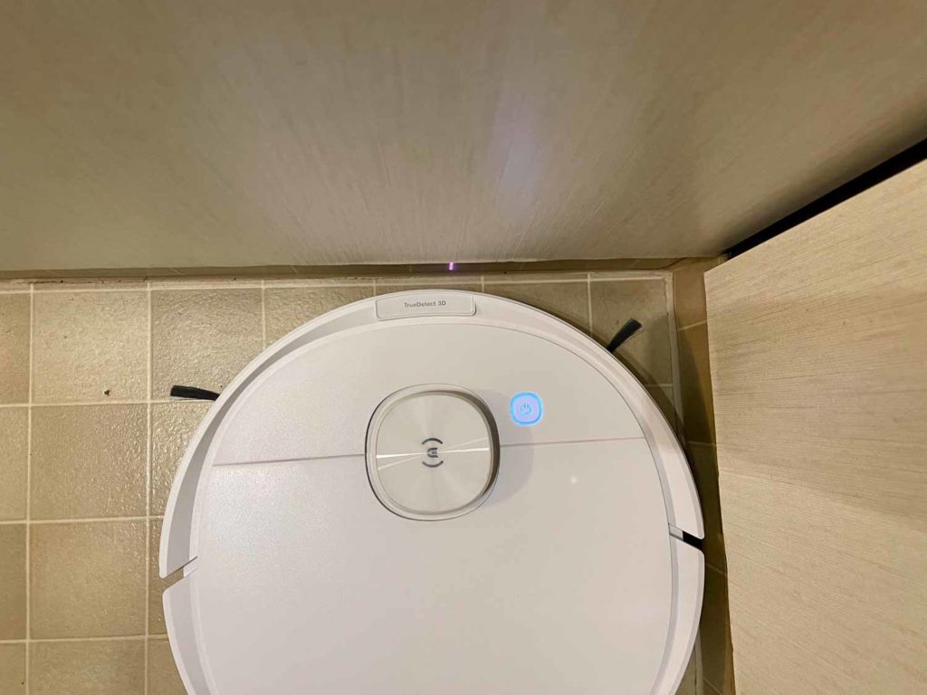 Durch die Hinderniserkennung kommt er nicht ganz so tief in Ecken