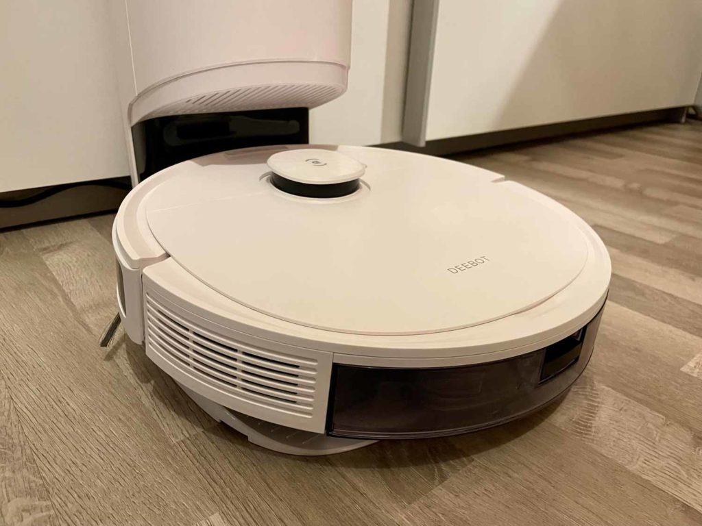 Der Deebot N8 Pro+ auf seiner Station