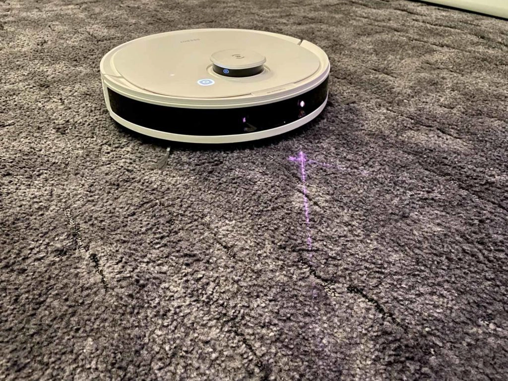 Der Roboter hält auf Teppich die geraden Bahnen