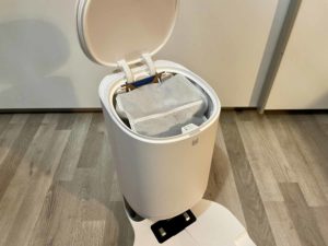 Im Inneren befindet sich der Staubbeutel