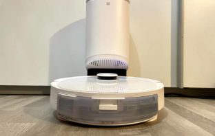 Der Deebot T9+ auf seiner Station