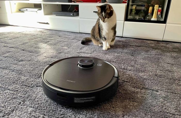 Er umfährt Hindernisse, sogar Haustiere