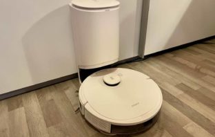 Der ECOVACS Deebot N8+ auf seiner Absaugstation
