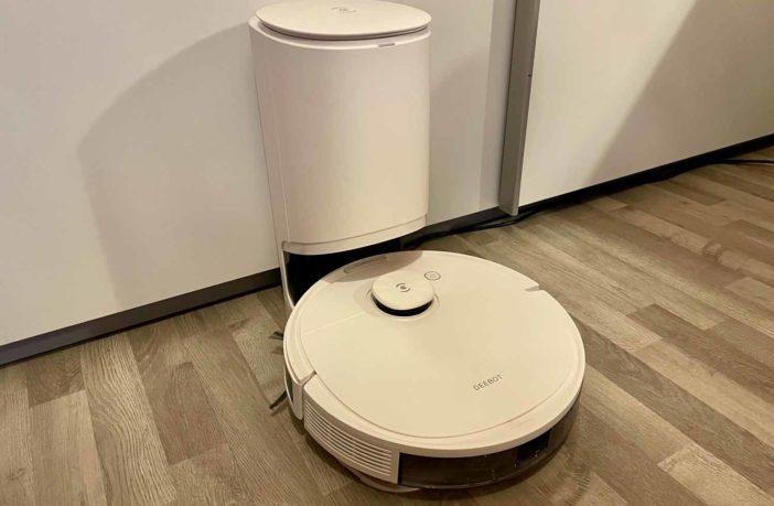 Der ECOVACS Deebot N8+ auf seiner Absaugstation