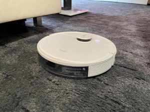 Auch auf Teppichboden zeigt der Deebot N8+ was er kann