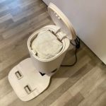 Unter der Klappe befindet sich der Staubbeutel