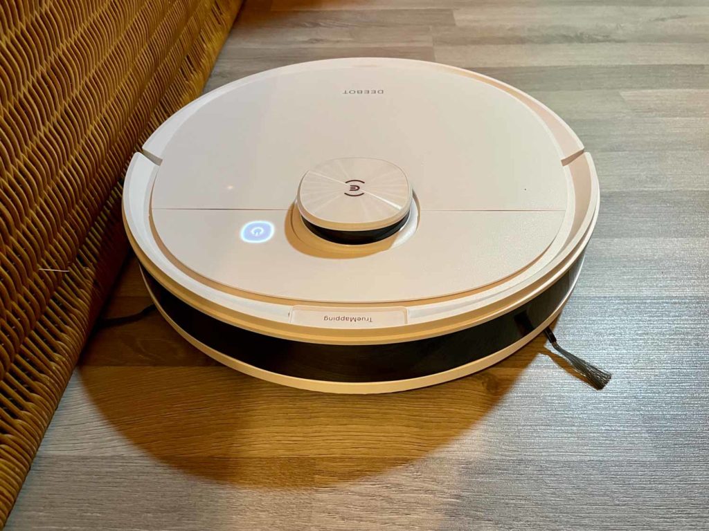 Seine langen Seitenbürsten kommen weit an den Rand