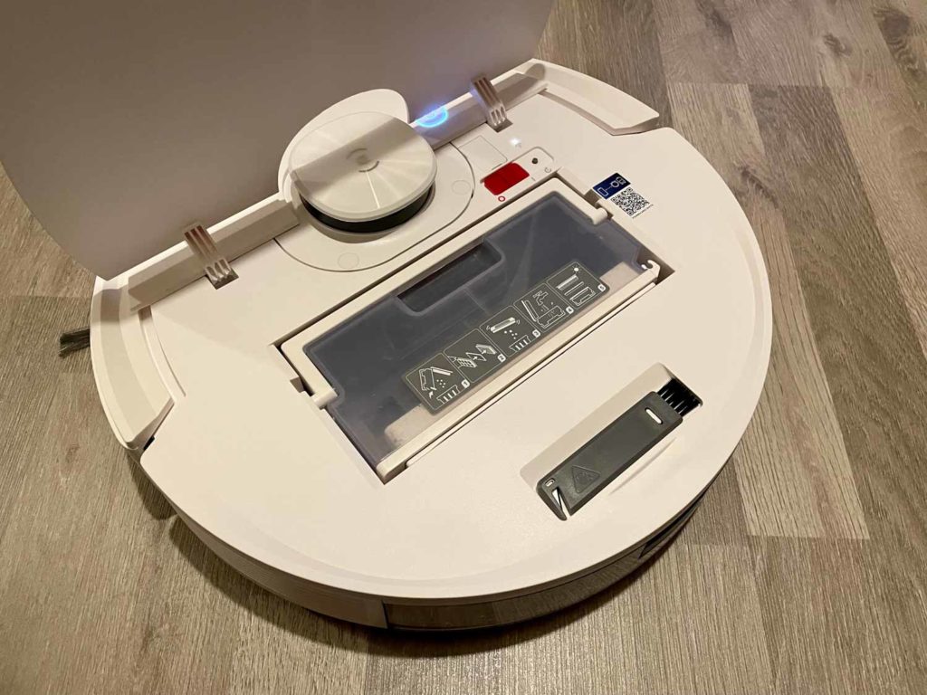 Der Deebot N8+ aufgeklappt