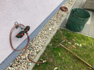 Micro Drip unter Zierkies und 4er Gardena Verteiler