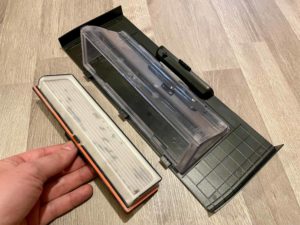 Hinter dem Netz des Feinstaubfilters sammelt sich Schmutz an